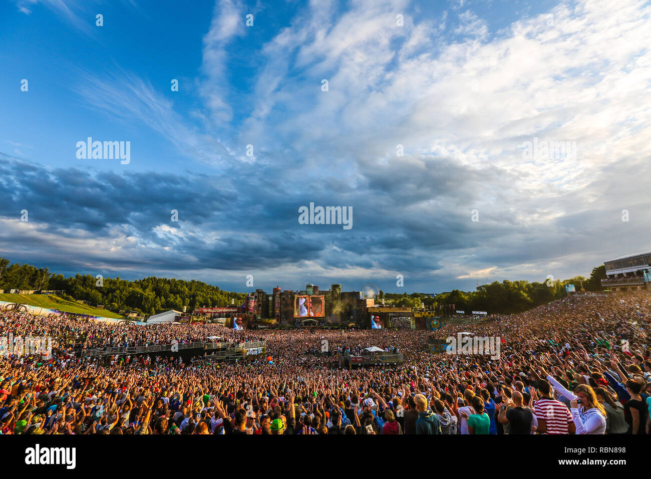 Panoramica di Tomorrowland festival, il numero uno nominale di electronic dance music festival in tutto il mondo Foto Stock