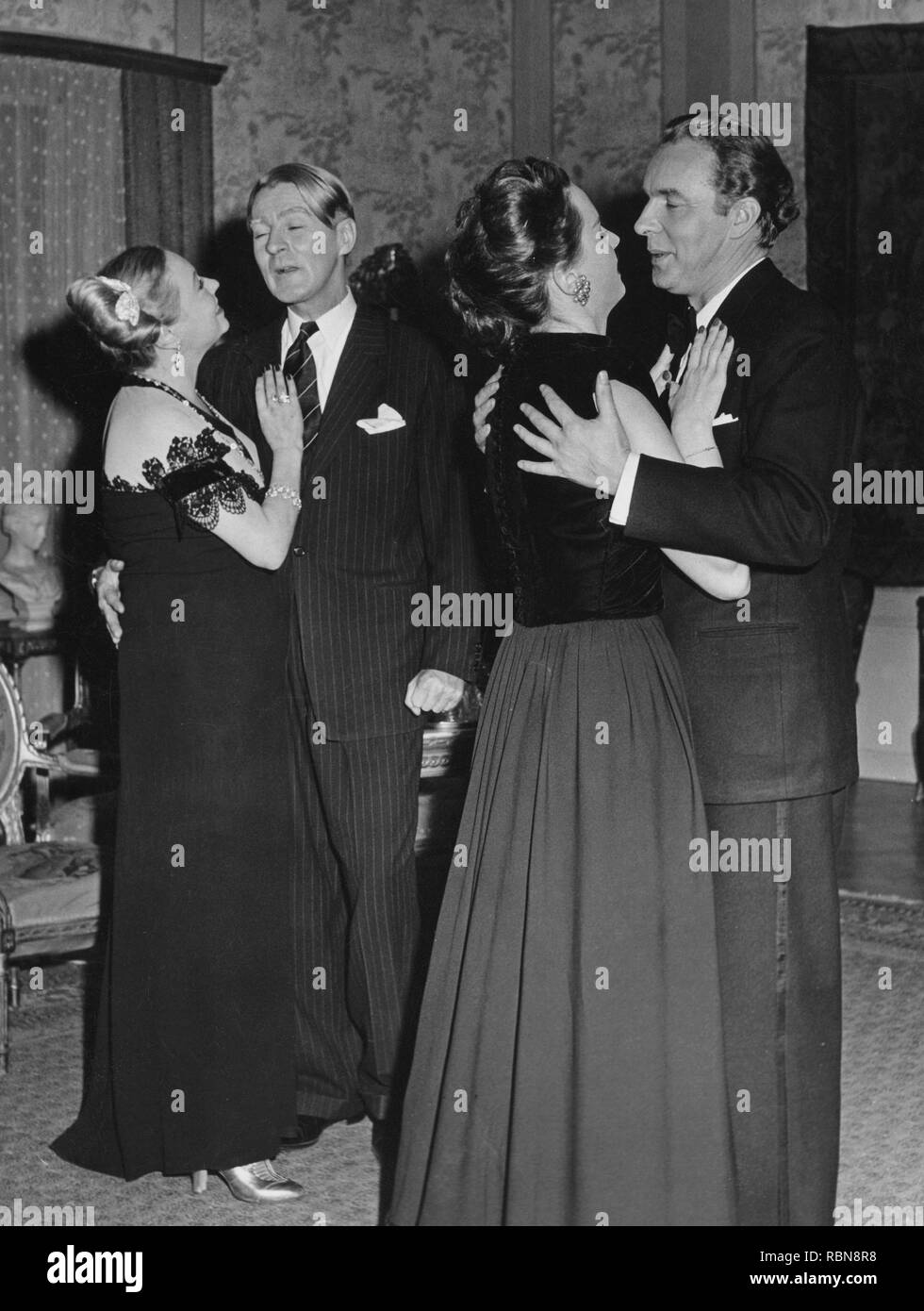 In ballo nel 1940s. Due coppie di ballo durante una festa. Una scena da quando un film è fatto. La Svezia 1947 Kristoffersson foto Foto Stock