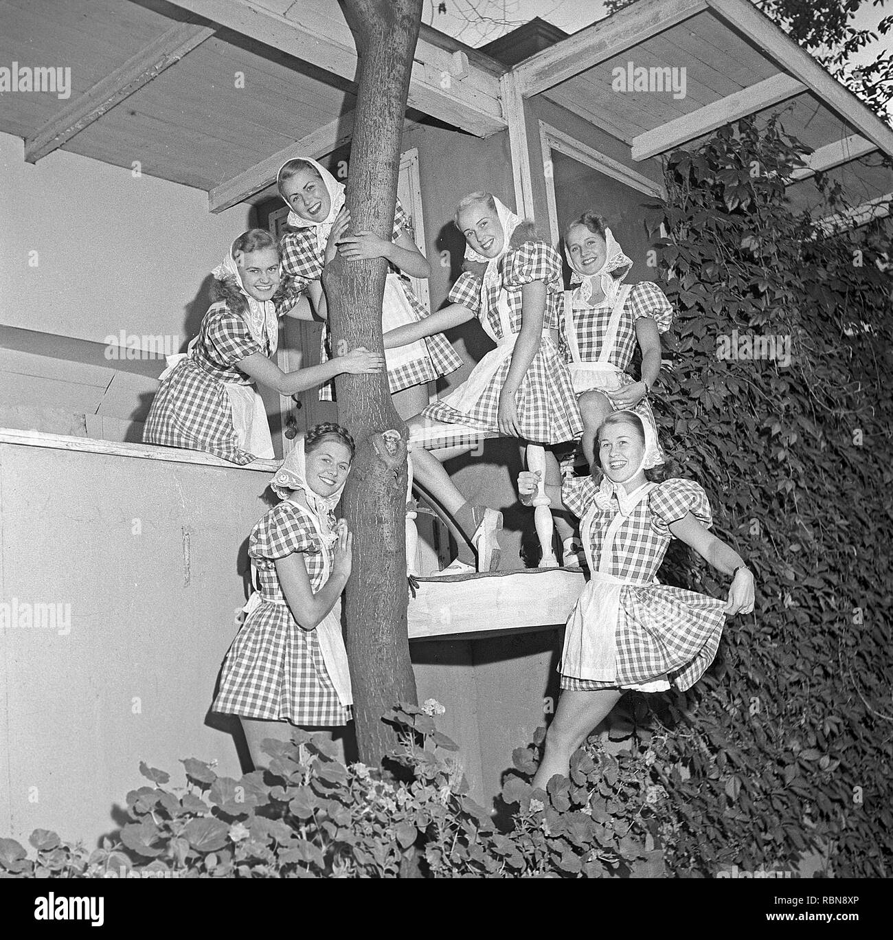 Le donne nel 1940s. Un gruppo di ballerini donne pongono insieme indossano i loro costumi di scena che sono abiti a scacchi. Svezia Foto Kristoffersson Ref V78-3. La Svezia 1947 Foto Stock