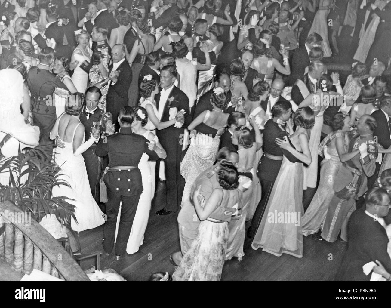 In ballo nel 1940s. La pista da ballo è riempito con ben vestito coppie danzanti, spostando la musica a un partito. La Svezia 1940s Foto Stock