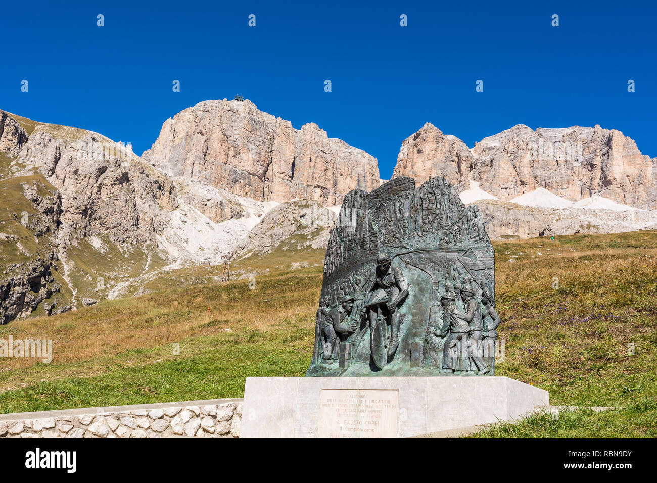 Memoriale al campione di ciclismo Fausto Coppi, Passo Pordoi, Dolomiti, Italia Foto Stock
