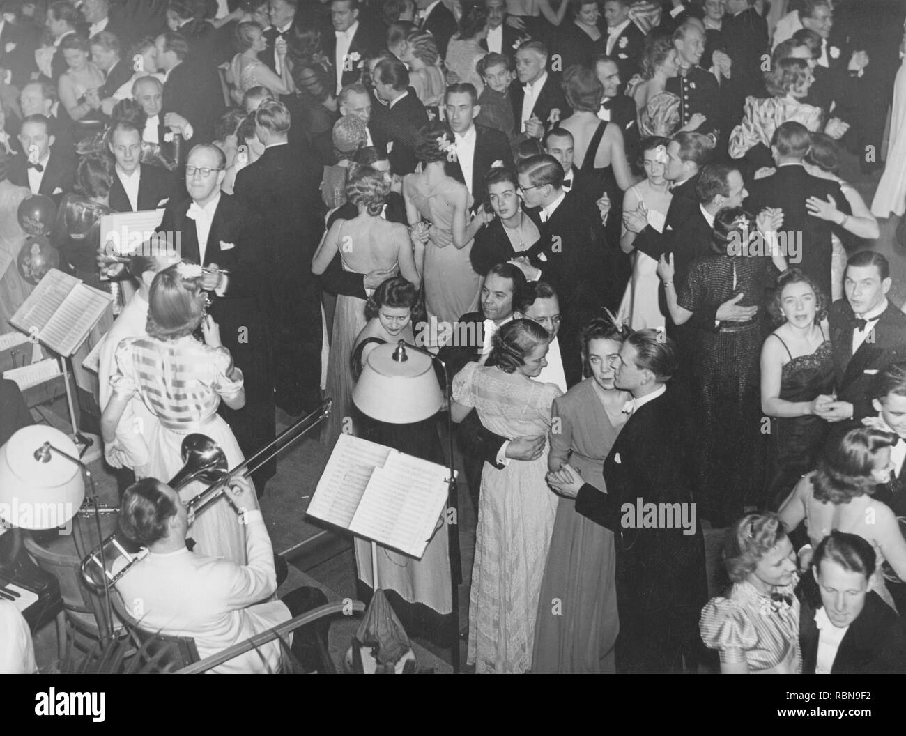 In ballo nel 1940s. La pista da ballo è riempito con ben vestito coppie danzanti, spostando la musica a un partito. La Svezia 1940s Foto Stock