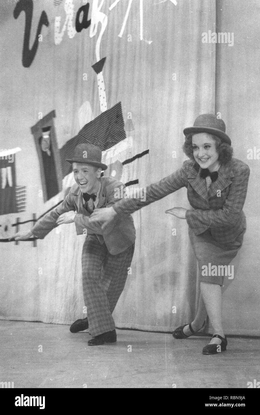 In ballo nel 1940s. Una giovane coppia a teatro danza insieme nei loro costumi di scena. Foto Svezia 1940s Foto Stock