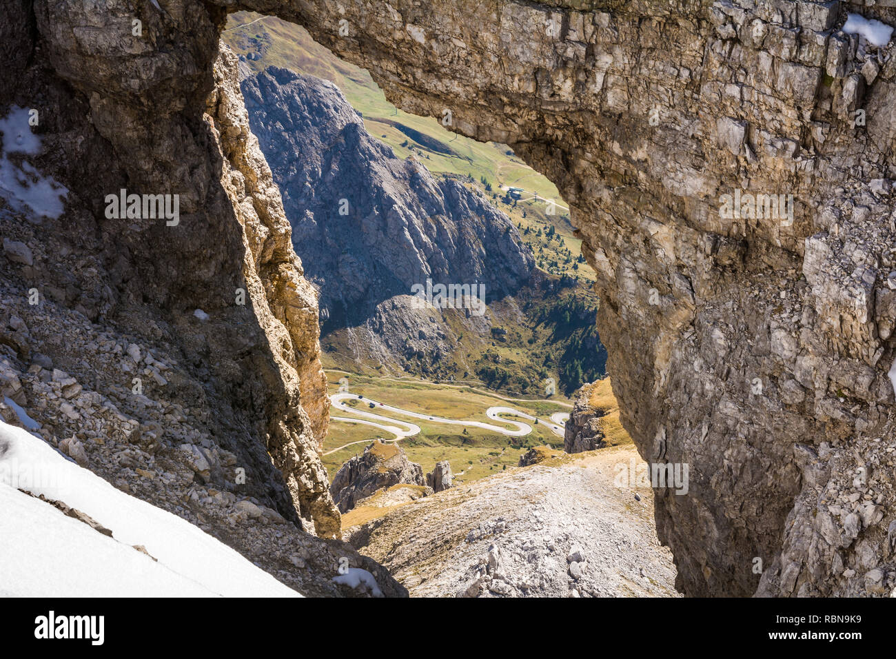 Un rock windows dal Sass Pordoi altopiano delle Dolomiti in Trentino Alto Adige, Italia settentrionale, l'Europa. Vista del Passo Pordoi con serpentine leadin Foto Stock