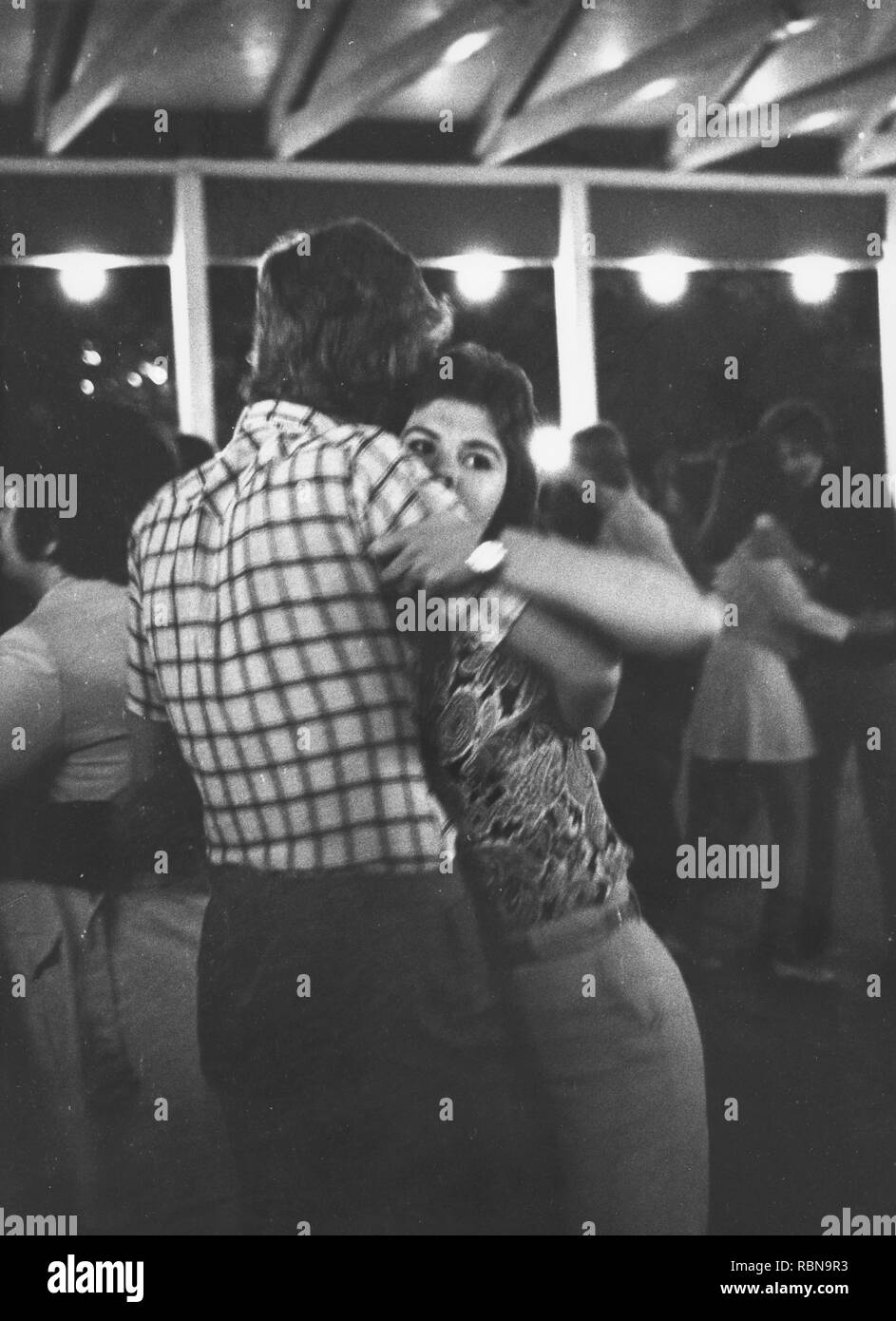 Dancing negli anni settanta. Una giovane coppia è la danza. La Svezia 1972 Foto Stock