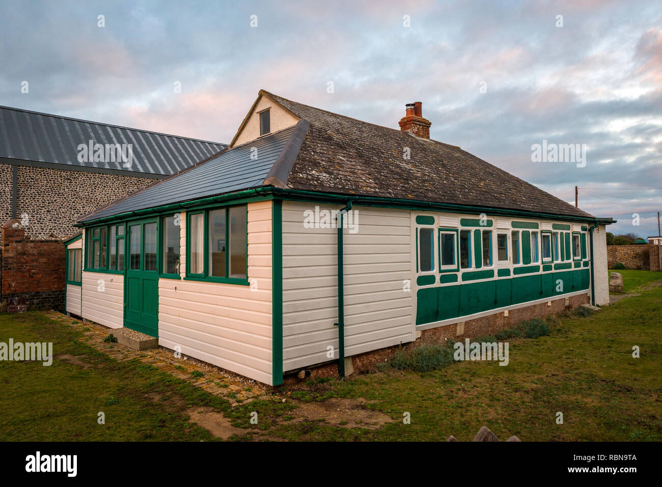 Vecchia carrozza ferroviaria convertito in una casa vacanze a West Wittering, West Sussex, Regno Unito Foto Stock