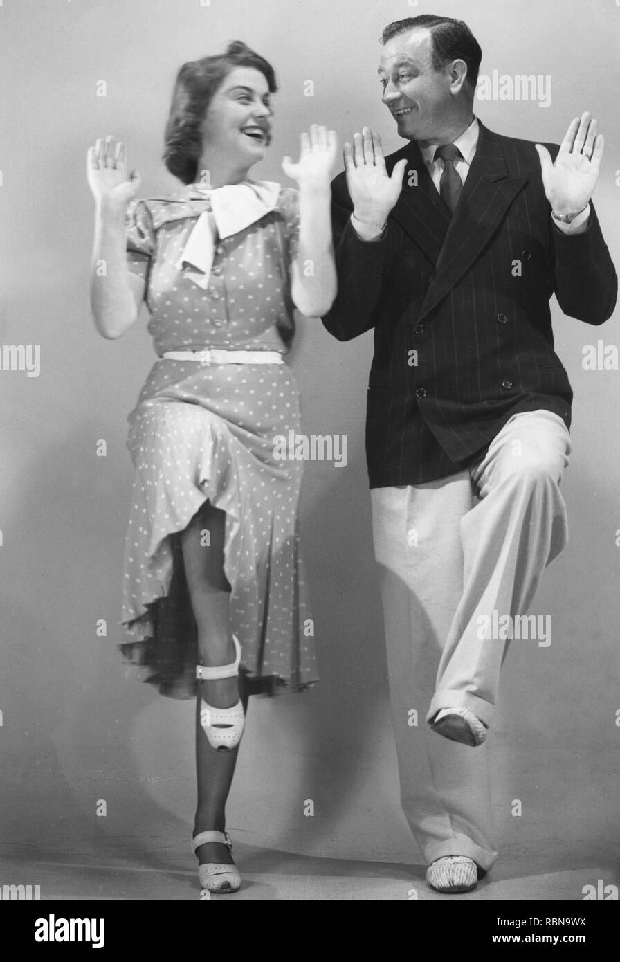 In ballo nel 1930s. Un giovane è raffigurato ballare insieme durante le riprese di un film. Attori Sickan Carlsson e Elof Ahrle 1939 Foto Stock