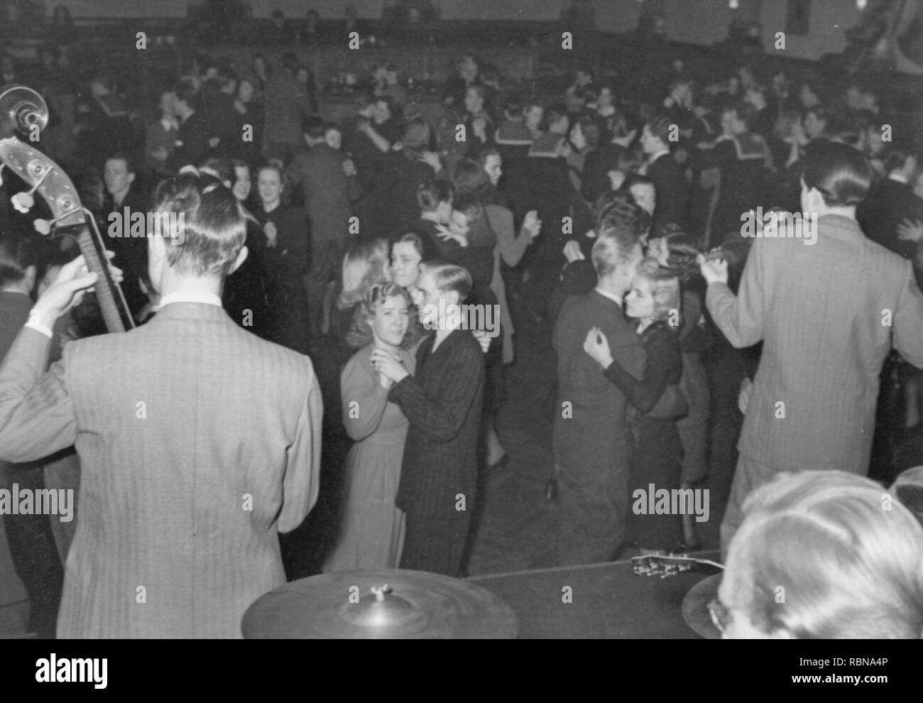 In ballo nel 1940s. La pista da ballo è riempito con ben vestito coppie danzanti, spostando la musica a un partito. La Svezia 1946 Foto Stock
