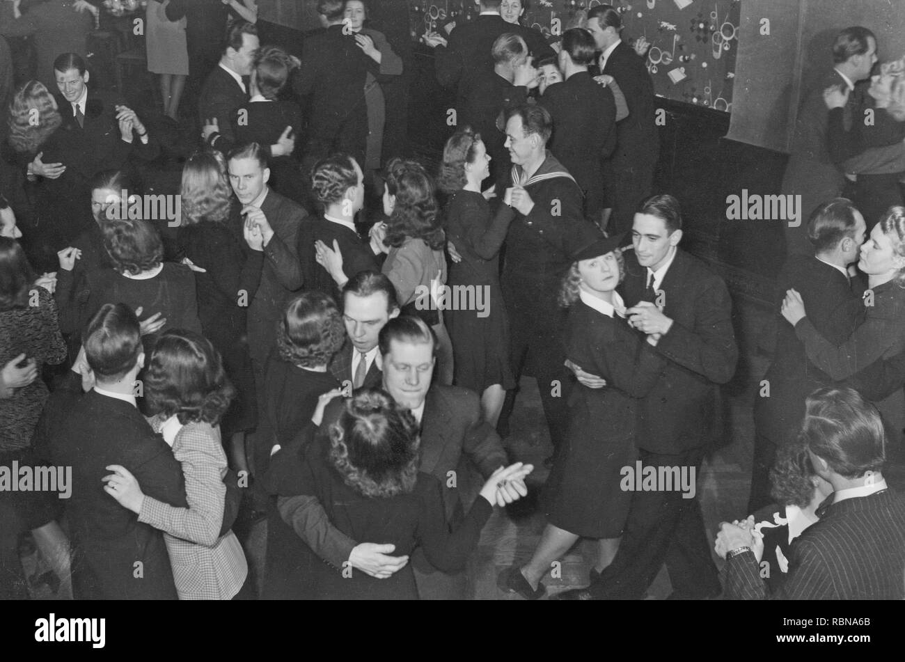 In ballo nel 1940s. La pista da ballo è riempito con ben vestito coppie danzanti, spostando la musica a un partito. La Svezia 1946 Foto Stock