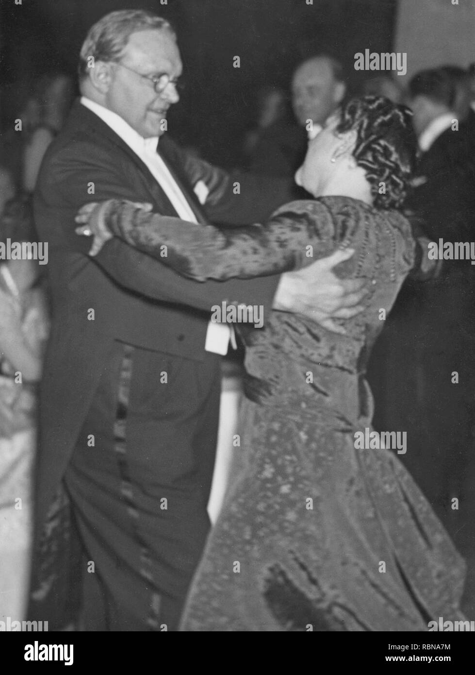 In ballo nel 1940s. Un giovane è dancing a una festa nel 1940s. Svezia Foto Stock