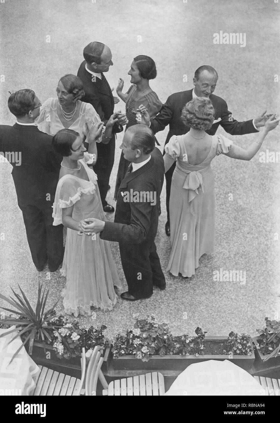 In ballo nel 1930s. Quattro coppie in un giardino esterno di partito è la danza. 1930s Foto Stock