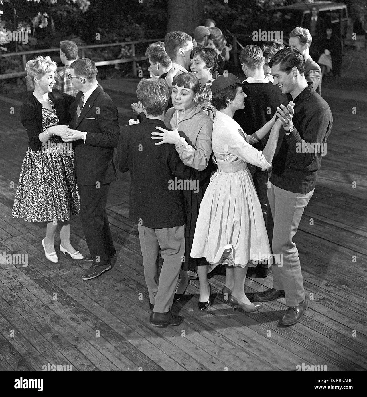 Dancing negli anni cinquanta. Un bel dehor estivo evento di ballo dove le giovani coppie sono ballare e divertirsi. La Svezia 1958 Foto Stock