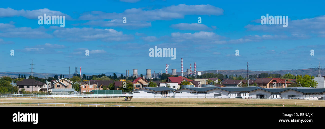 Tulcea, Romania - 07 Ottobre 2018: Panoramica cityscape di Ploiesti mostra il cavallo stabile presso il locale Ippodromo in Prahova, Romania. Foto Stock