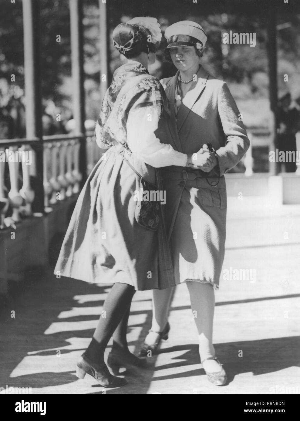 In ballo nel 1930s. Due giovani donne sono balli presso la fiera di Stoccolma 1930. Foto Stock