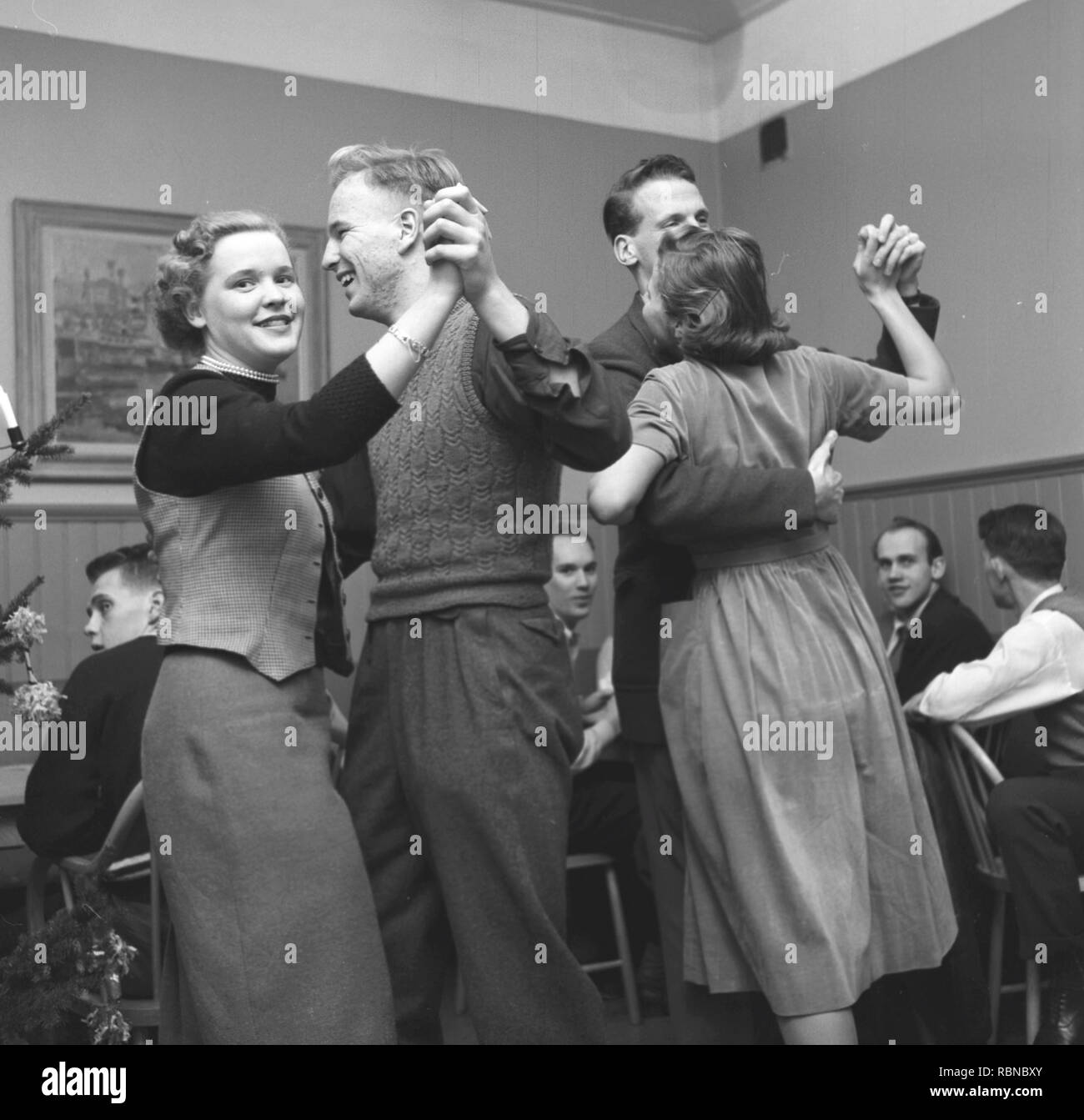 Dancing negli anni cinquanta. Coppie giovani sono ballare e divertirsi ad una festa privata della locale sport club. La Svezia 1954 Foto Stock