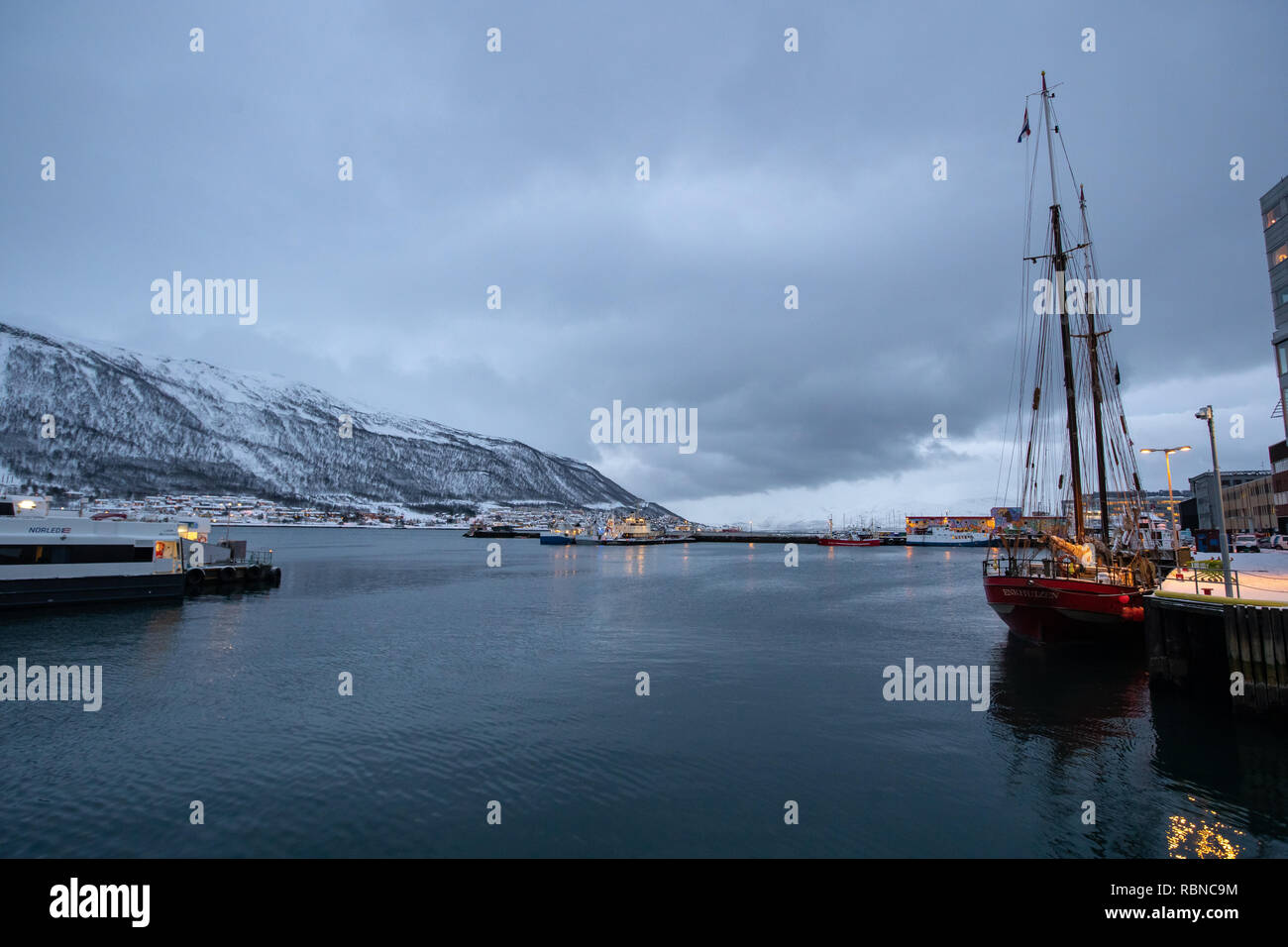 Tromsoe Harbour, vista sul porto e la montagna nel retro Foto Stock