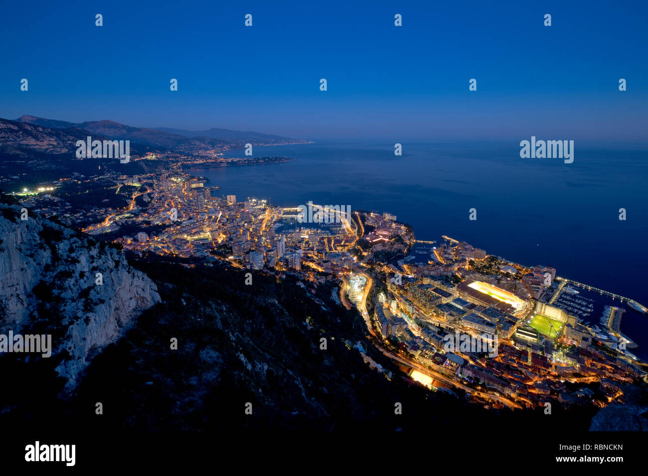 Vista panoramica di Monaco da la Tête de Chien (testa del cane) alto promontorio di roccia al tramonto Foto Stock