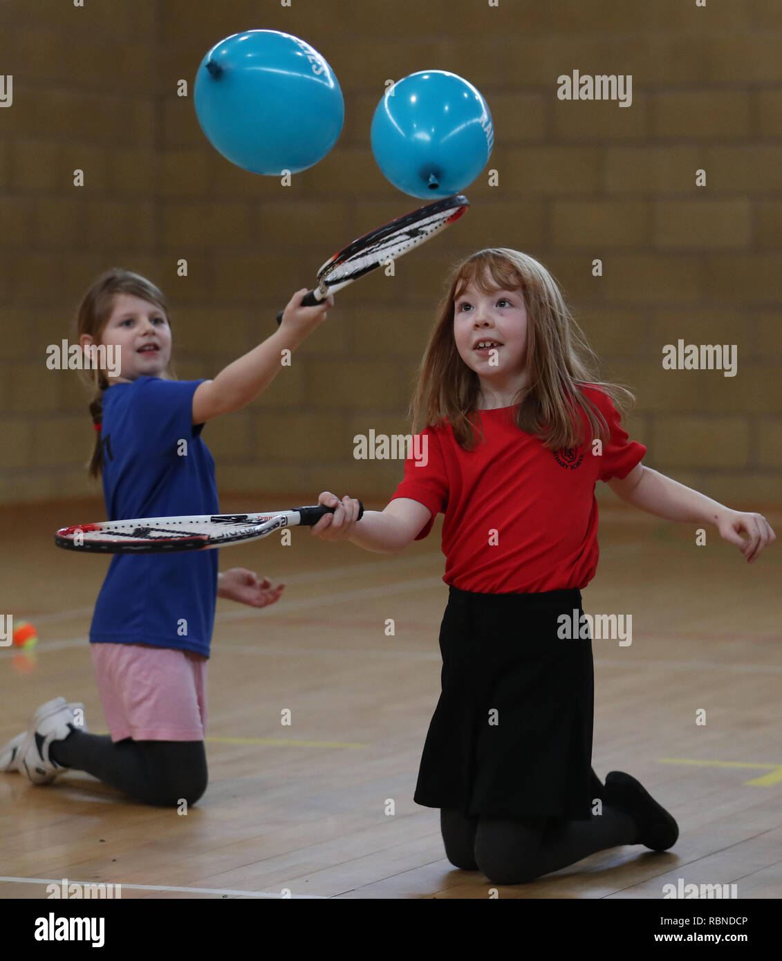 Quattro principale allievo Evie McKenna (destra) al fianco di compagni di classe a Dunblane Primary come essi prendono parte nelle scuole Miss-hits Tennis club di Andy Murray casa di città, egli ha detto che egli è volto a porre fine alla sua carriera dopo il torneo di Wimbledon ma l'australiano aperto potrebbe essere il suo ultimo torneo. Foto Stock