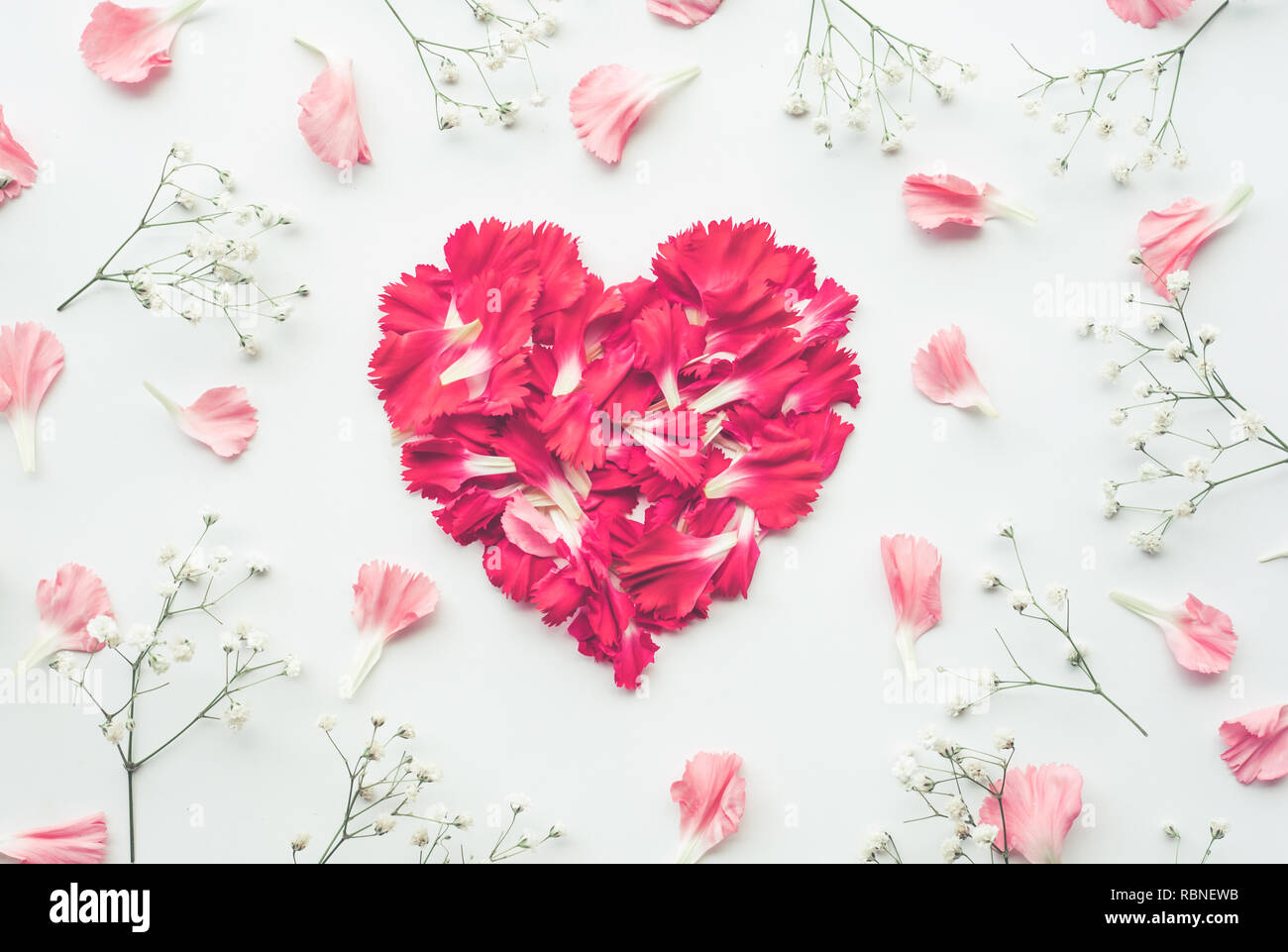 Creative valentines concetto foto di una ghirlanda fatta di cuori di carta  su sfondo bianco Foto stock - Alamy