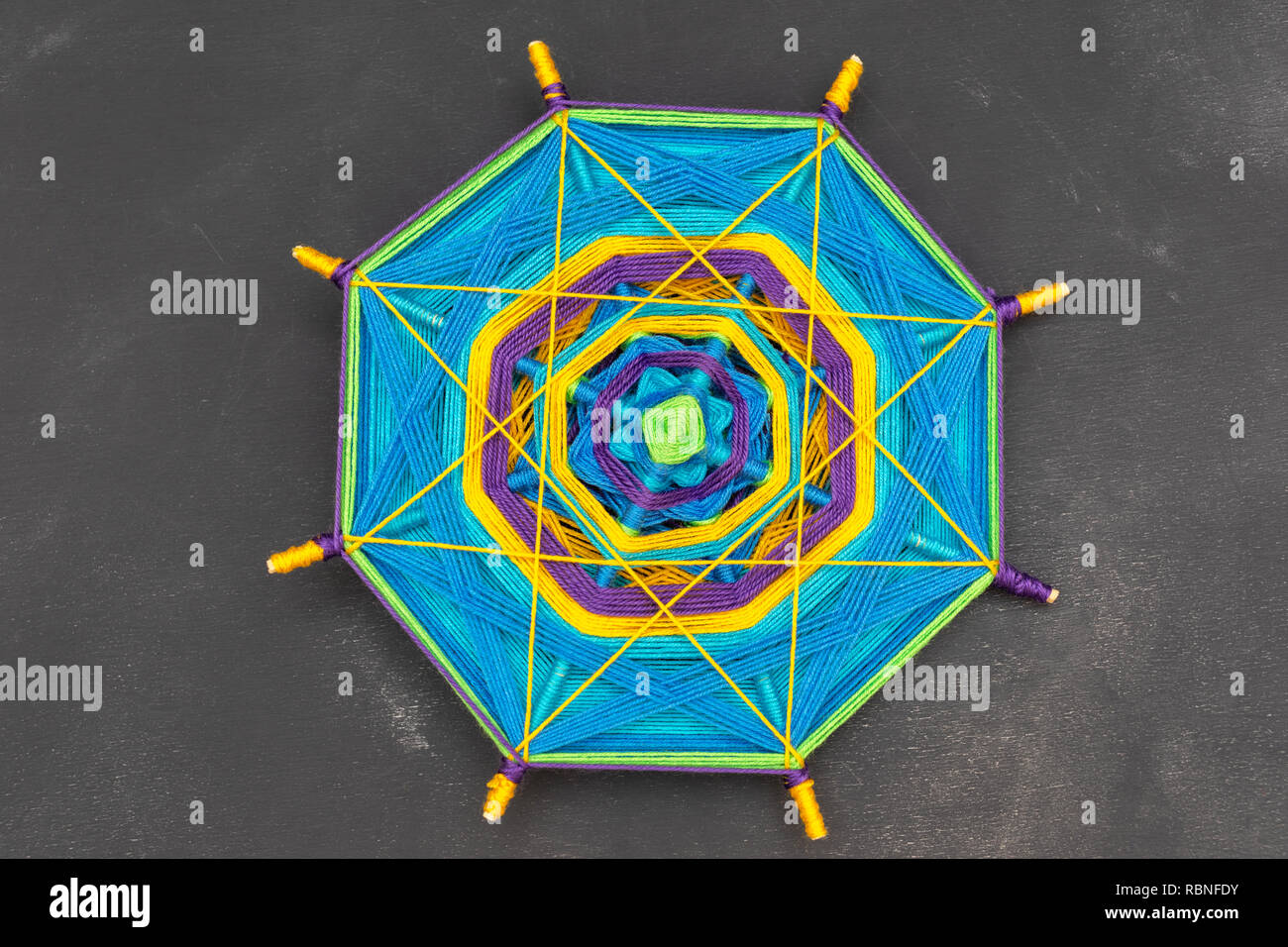 Multicolore mandala fatti a mano nel mezzo di sfondo grigio scuro. Foto Stock