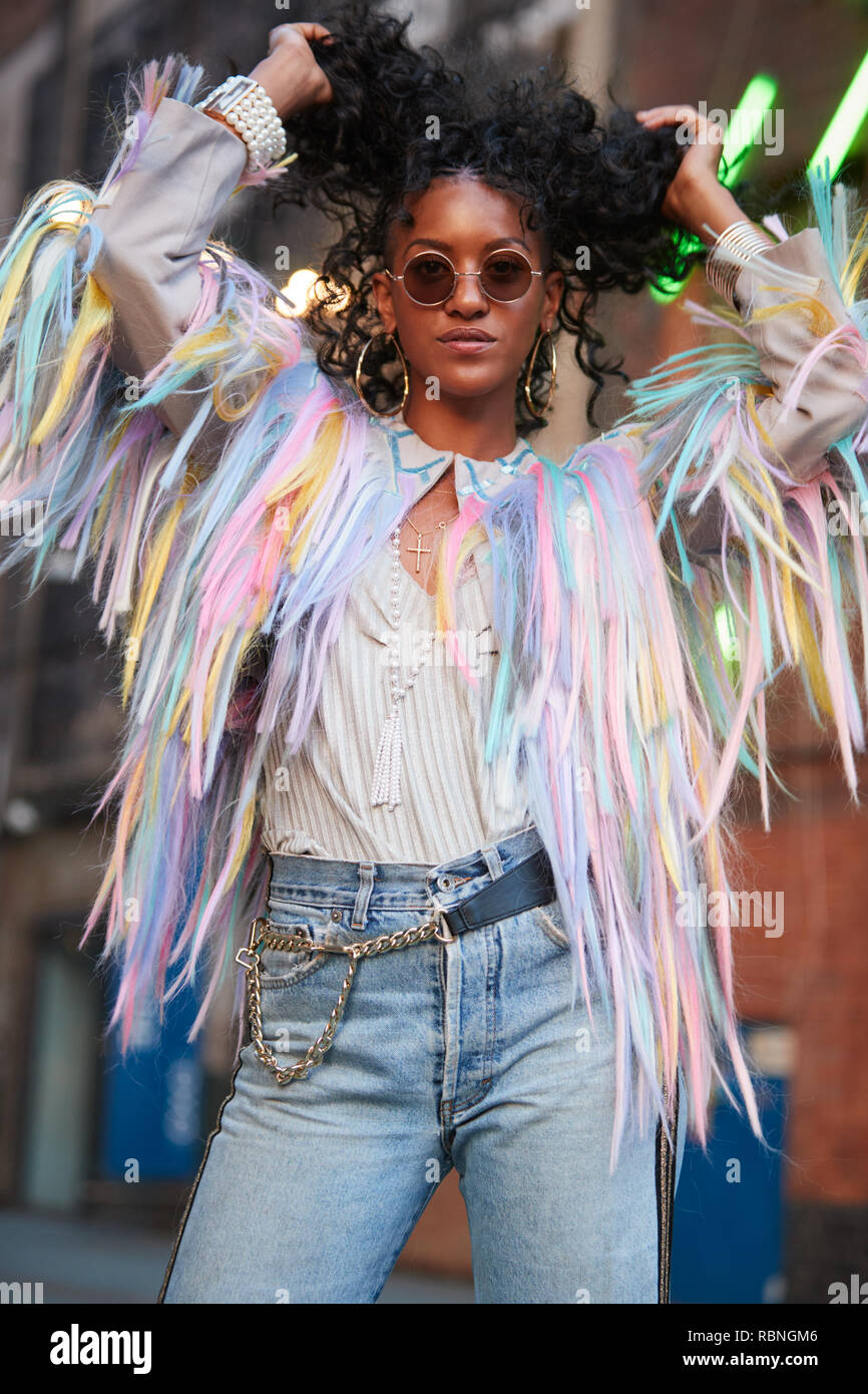 Moda donna in canottiera a righe e frange camicia Foto Stock