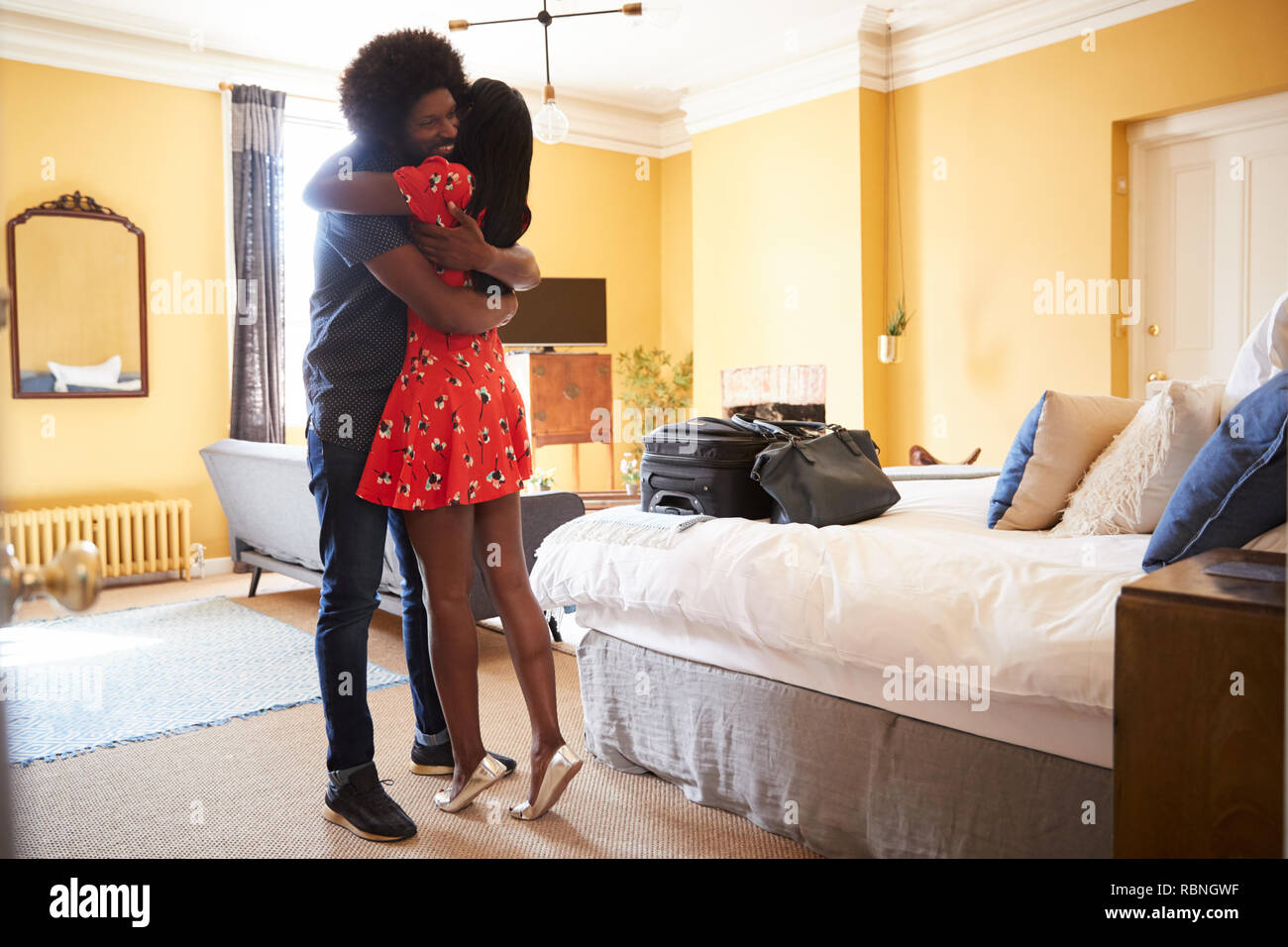 Nero matura abbracciando in una camera di hotel a piena lunghezza close up Foto Stock