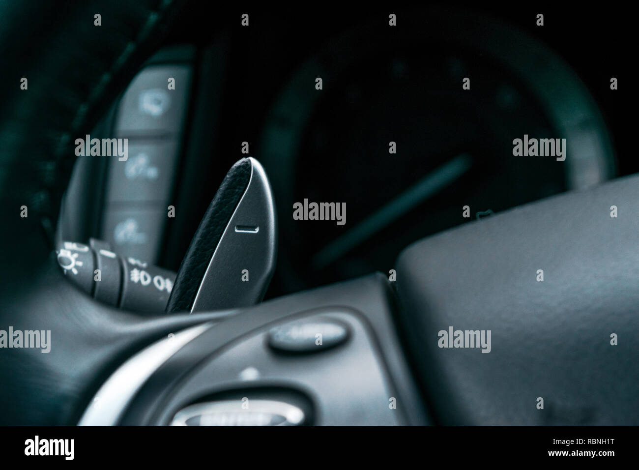 Manuale cambiando marcia stick su un auto del volante, auto moderna dettagli interni Foto Stock