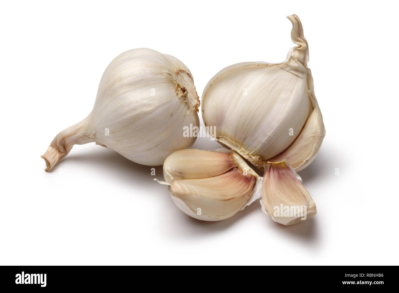 Aglio intero e spicchi di aglio isolati su sfondo bianco Foto Stock