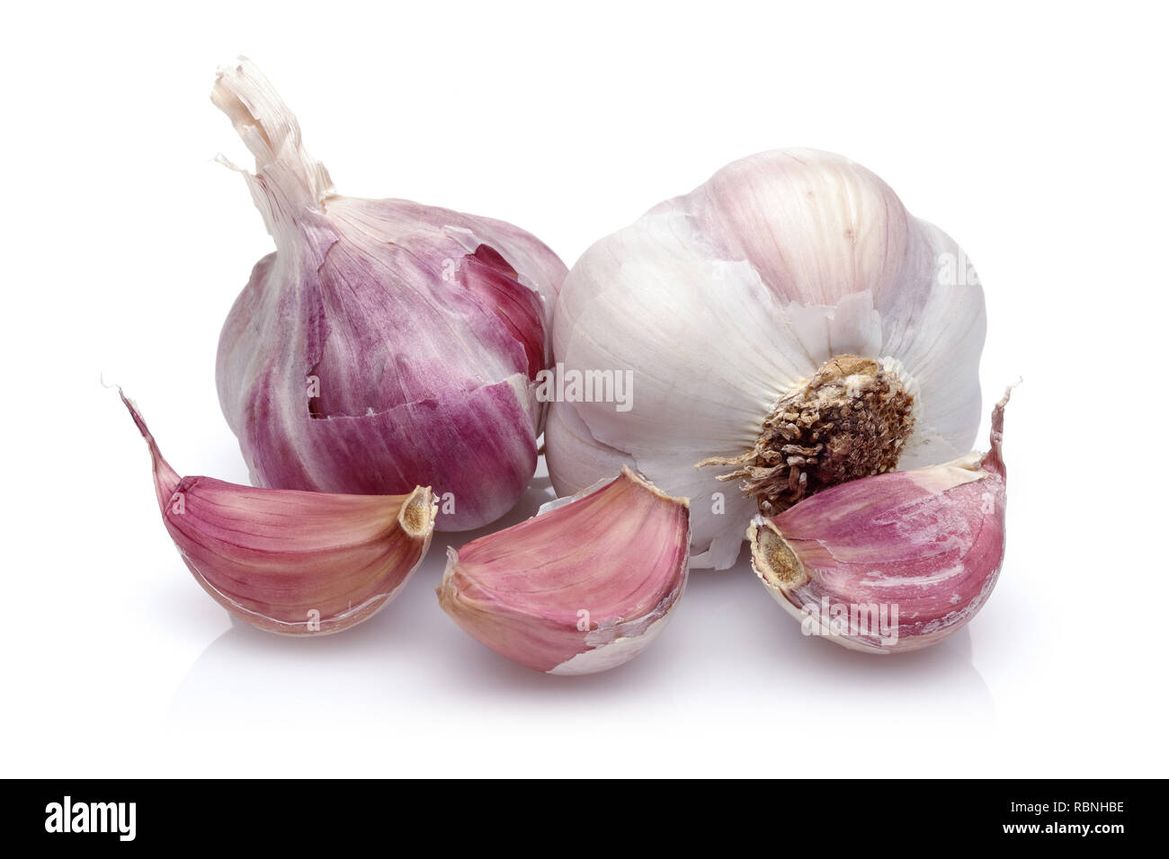 Aglio intero e spicchi di aglio isolati su sfondo bianco Foto Stock
