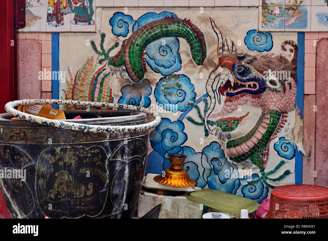 All'interno di Chao Mae Pradu Santuario nella Chinatown di Bangkok Foto Stock