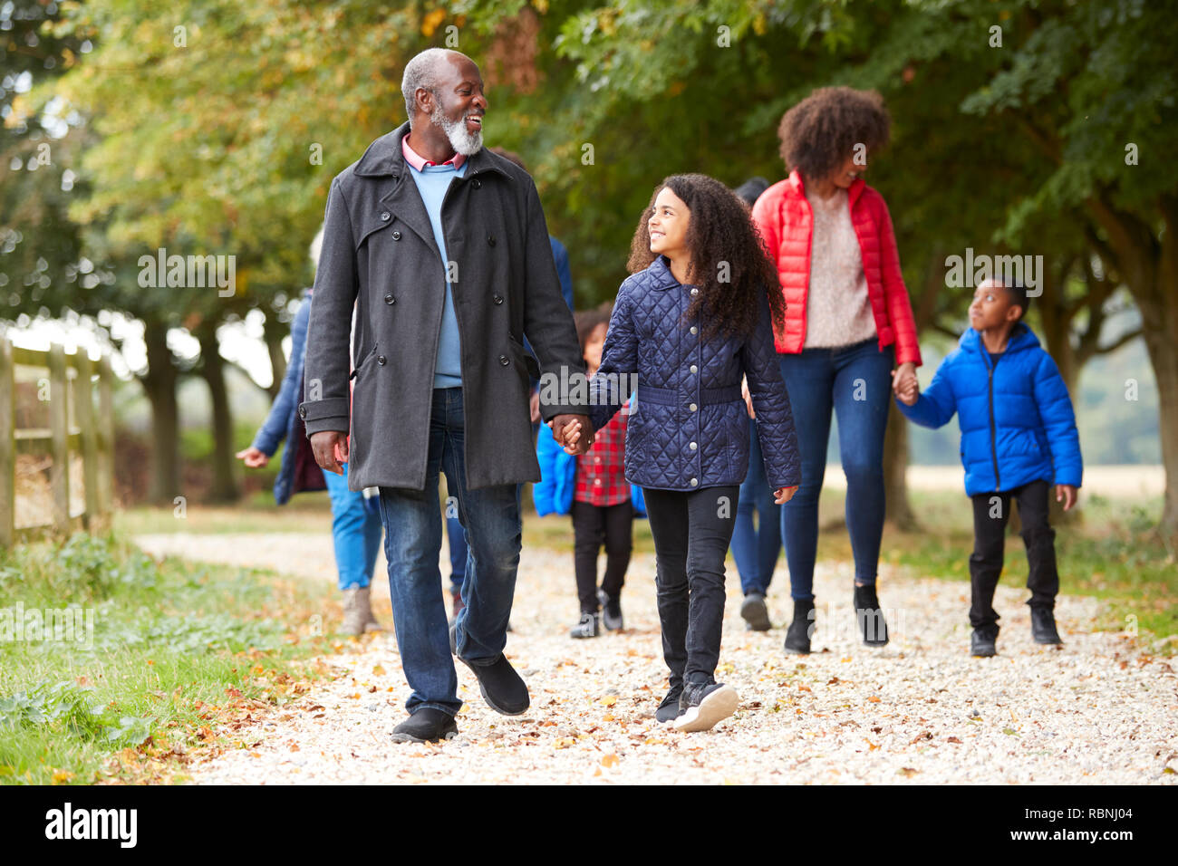 Multi generazione Famiglia sulla Passeggiata d'Autunno in campagna insieme Foto Stock