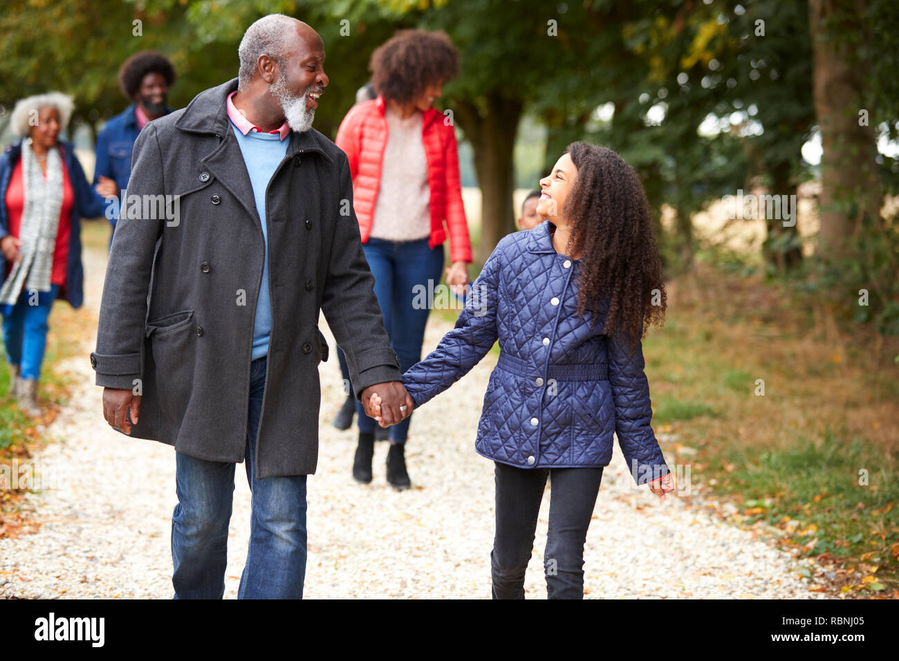 Multi generazione Famiglia sulla Passeggiata d'Autunno in campagna insieme Foto Stock