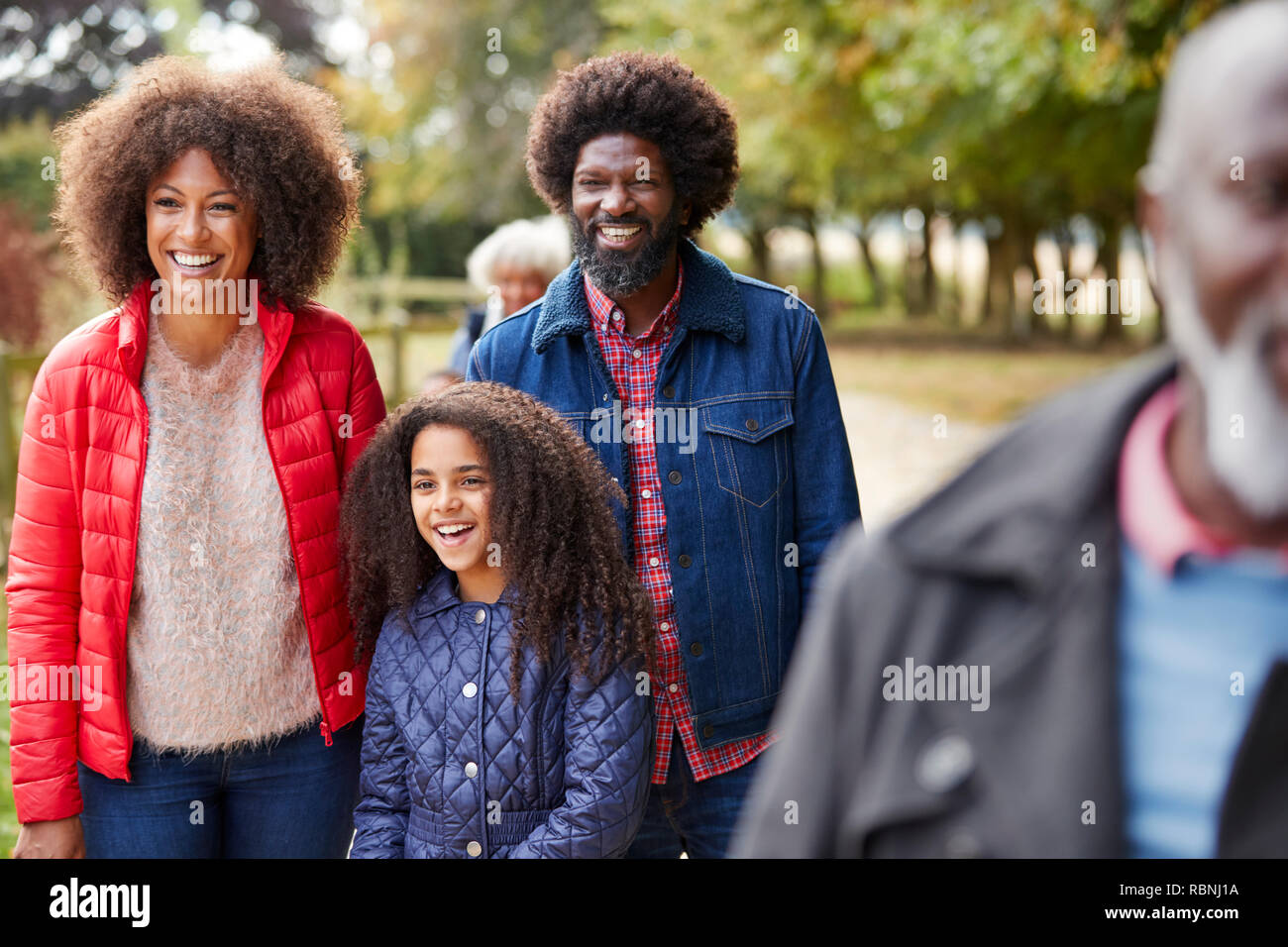 Multi generazione Famiglia sulla Passeggiata d'Autunno in campagna insieme Foto Stock