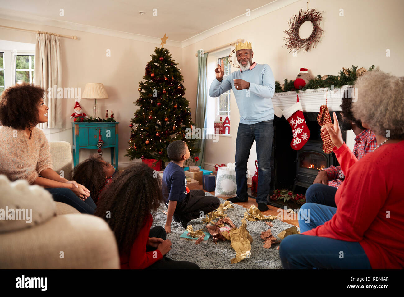 Generazione Multi Family Playing Game di corali come si festeggia il Natale a casa insieme Foto Stock