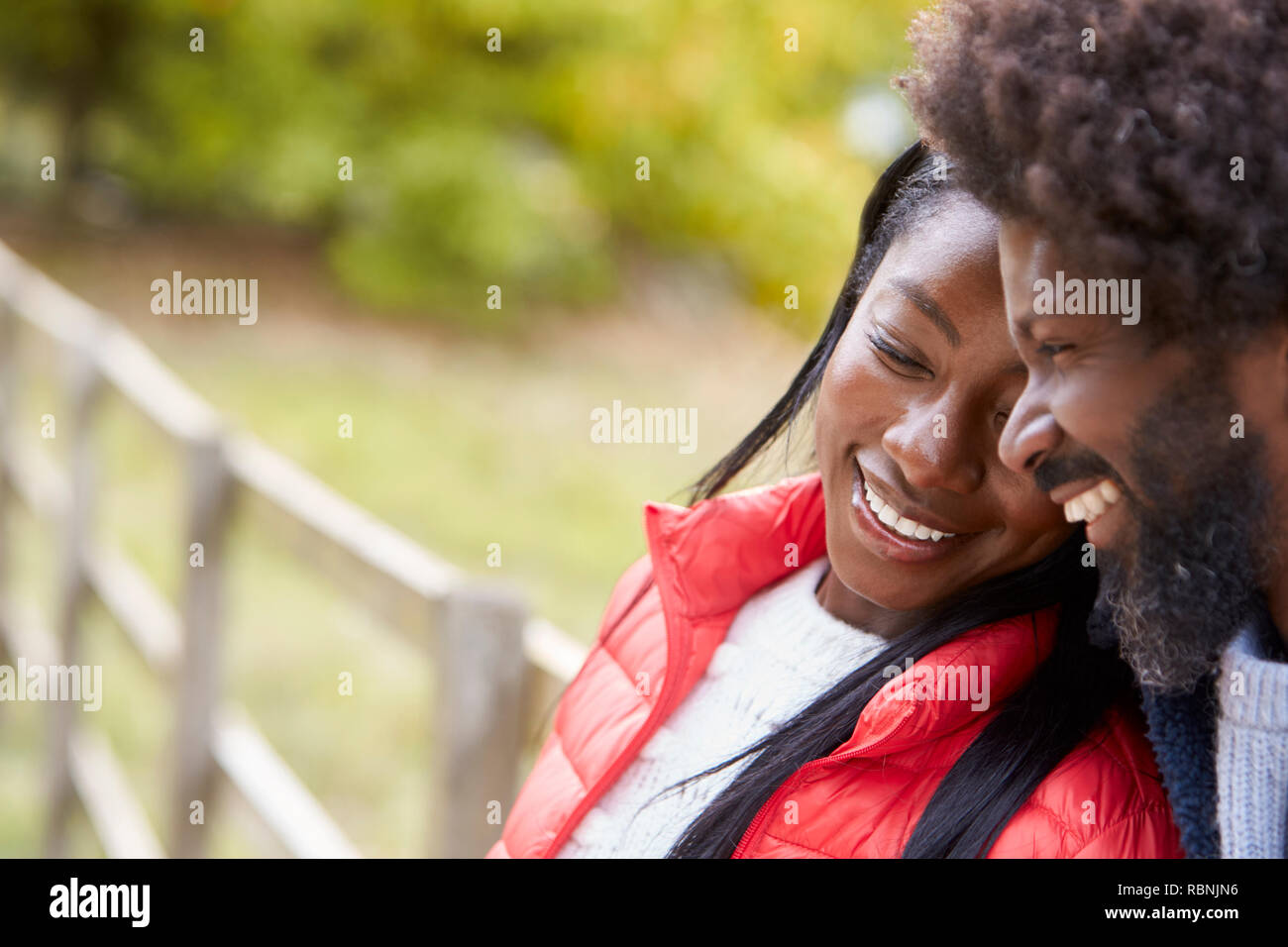 Sorridente nero matura coppia insieme nel ocuntryside, close up Foto Stock