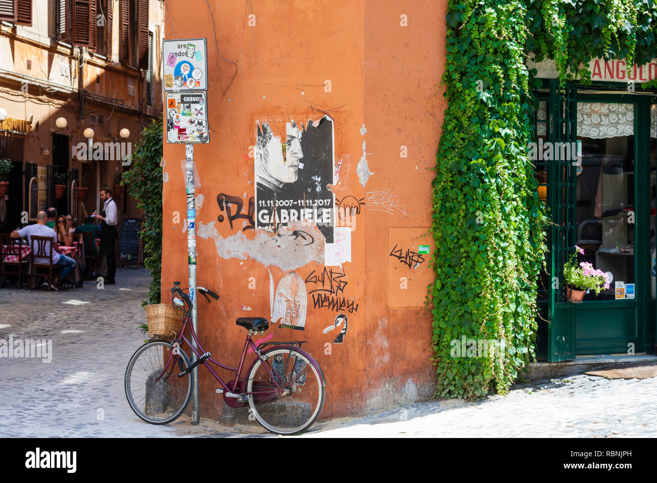 Una strada nel quartiere romano di Trastevere in Italia. Foto Stock