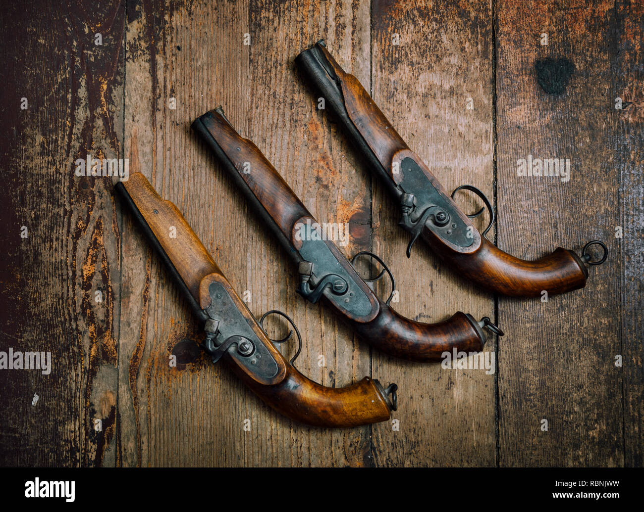 Due pistole vintage su sfondo di legno Foto Stock