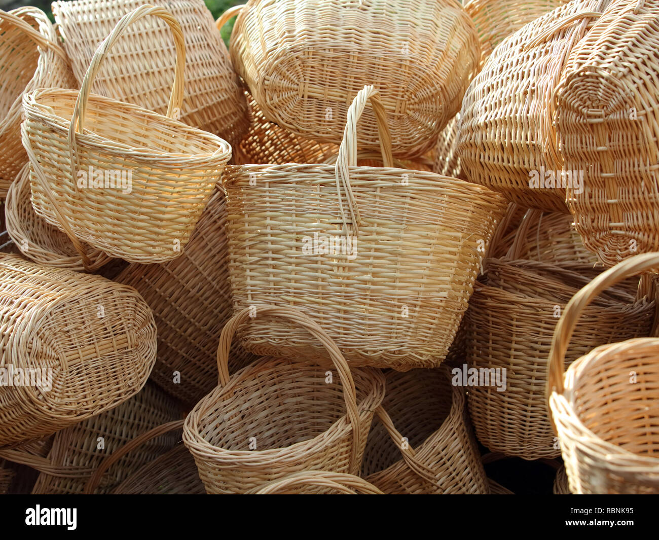 Cestini di nuovo sul mercato rurale Foto Stock