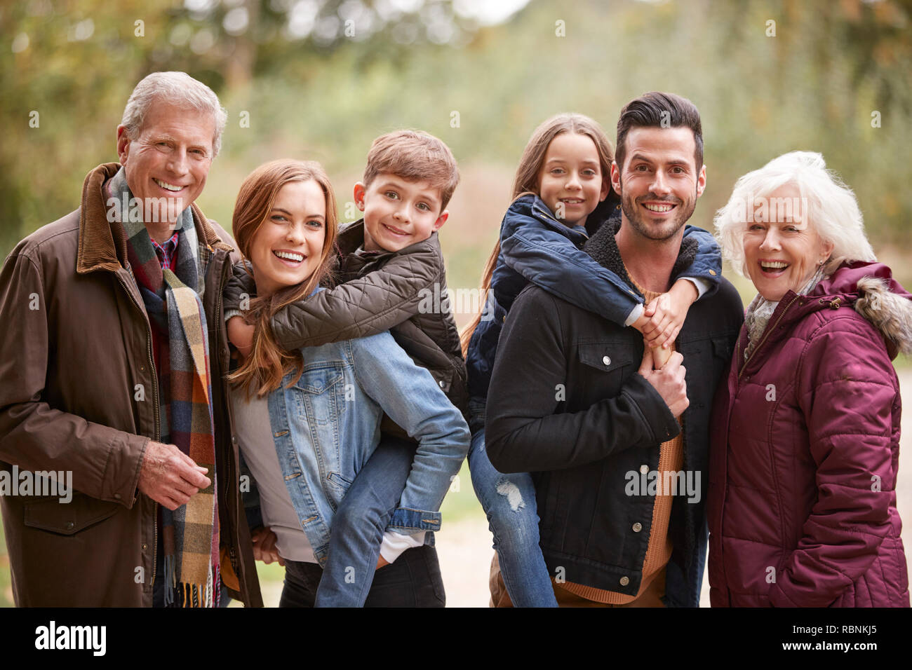 Ritratto di Multi generazione Famiglia sulla Passeggiata d'Autunno in campagna insieme Foto Stock