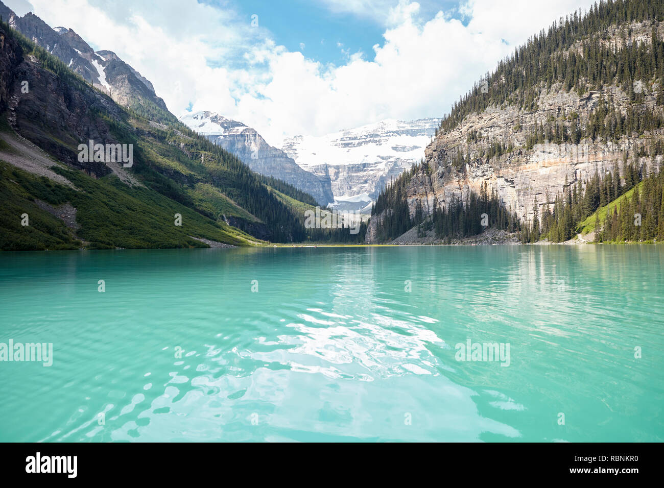 Il bel lago in Alaska circondato da montagne e foreste Foto Stock