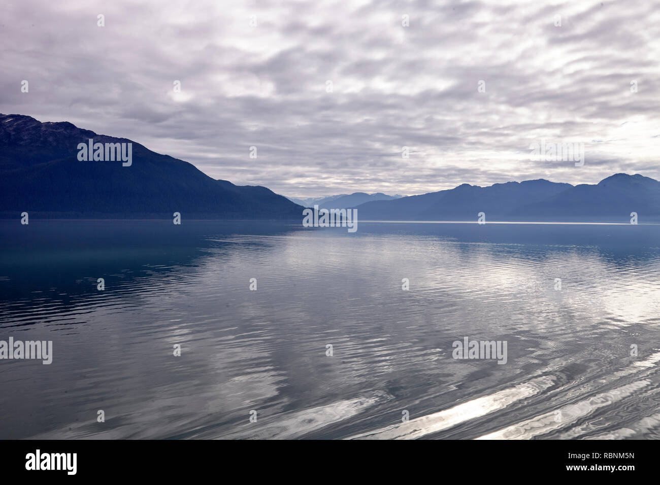 Il bel lago in Alaska circondato da montagne e foreste Foto Stock