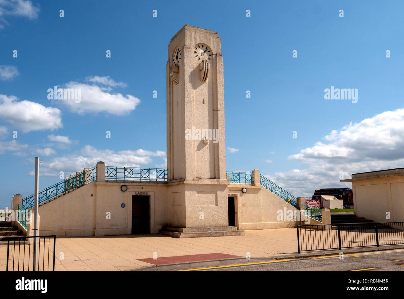 Art Deco architettura balneare - Clock Tower e bagni pubblici, parte anteriore, Seaton Carew, County Durham, Inghilterra, Regno Unito. Foto Stock