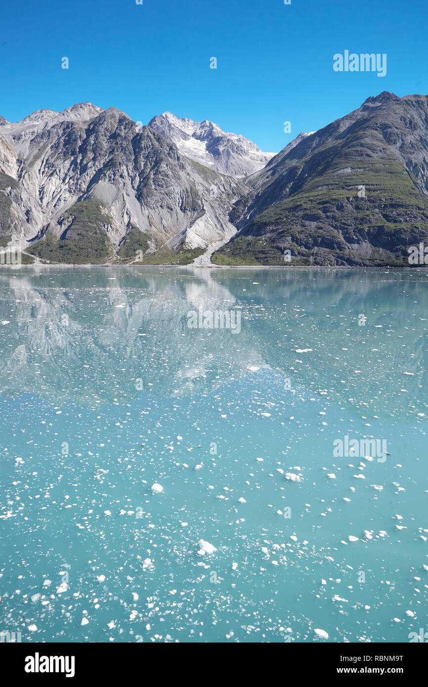 Il ghiaccio galleggiante sulla superficie del lago con le montagne sullo sfondo in Alaska Foto Stock