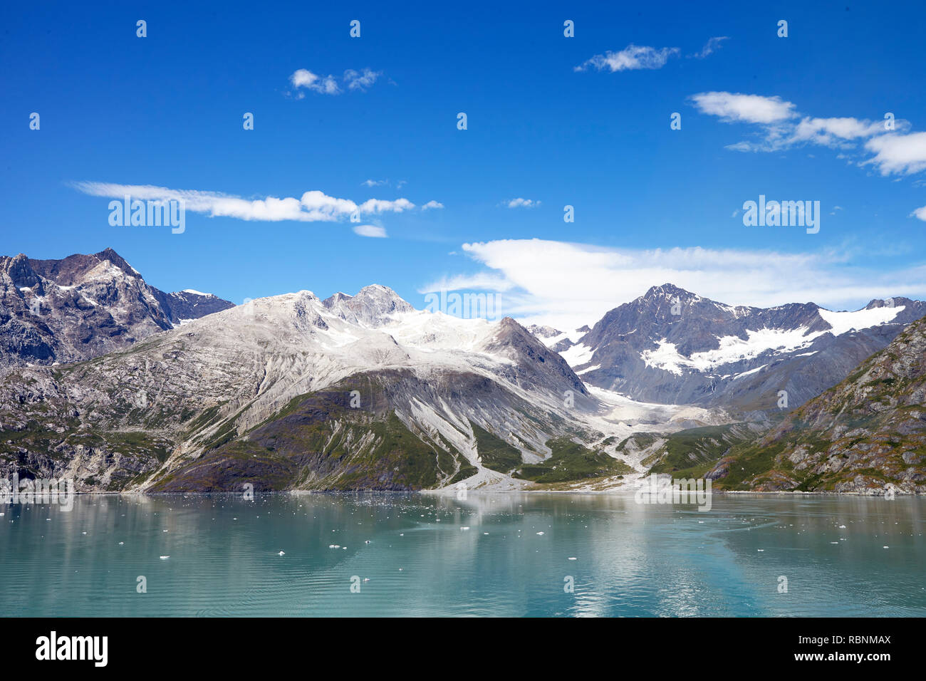 Il bel lago in Alaska circondata da montagne Foto Stock