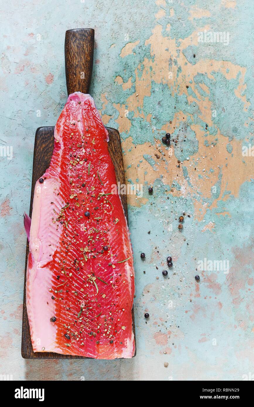 Gravlax, barbabietole scandinavo indurito salmone speziato sul bordo, vista dall'alto, salate pesce rosso Foto Stock