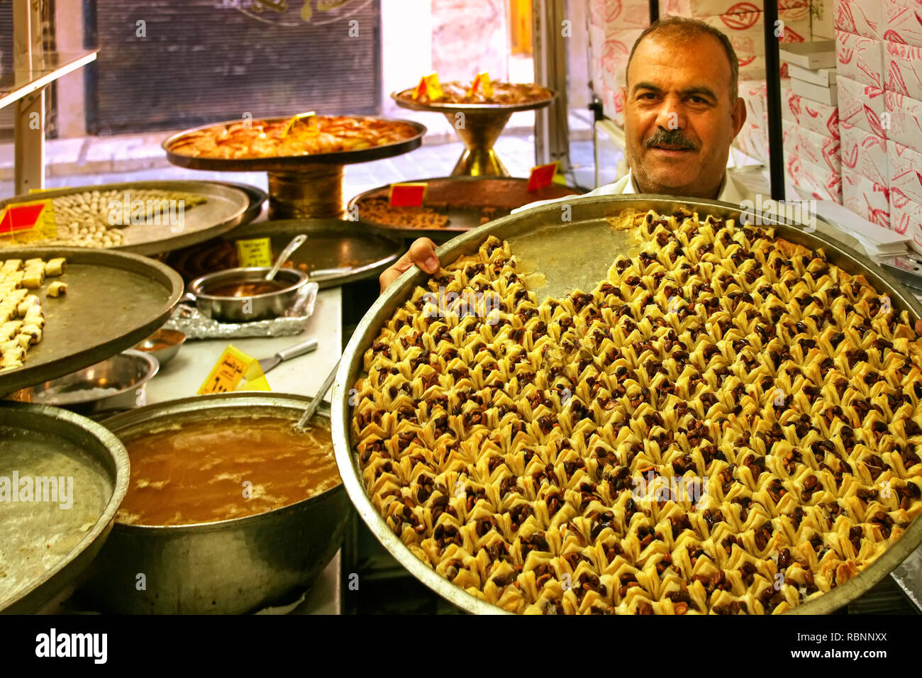 Pasta dolce al negozio Shbaa, nella zona cristiana di Jdeidé. Aleppo. Siria, Medio Oriente Foto Stock