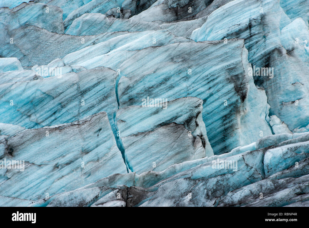crepacci blu di un grande ghiacciaio artico Foto Stock