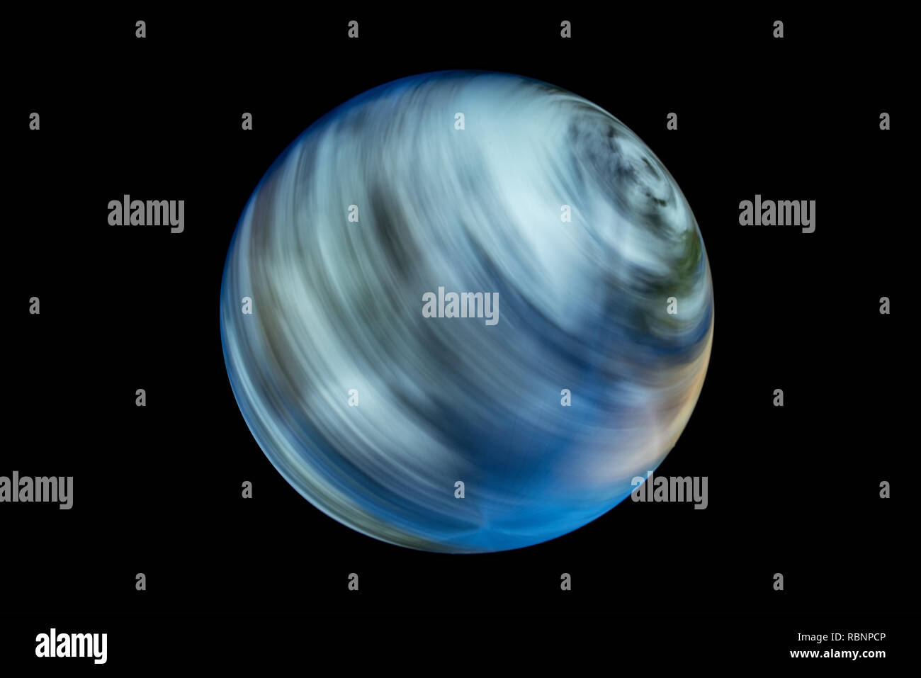 Rotazione globo terrestre con nuvole sfocata Foto Stock