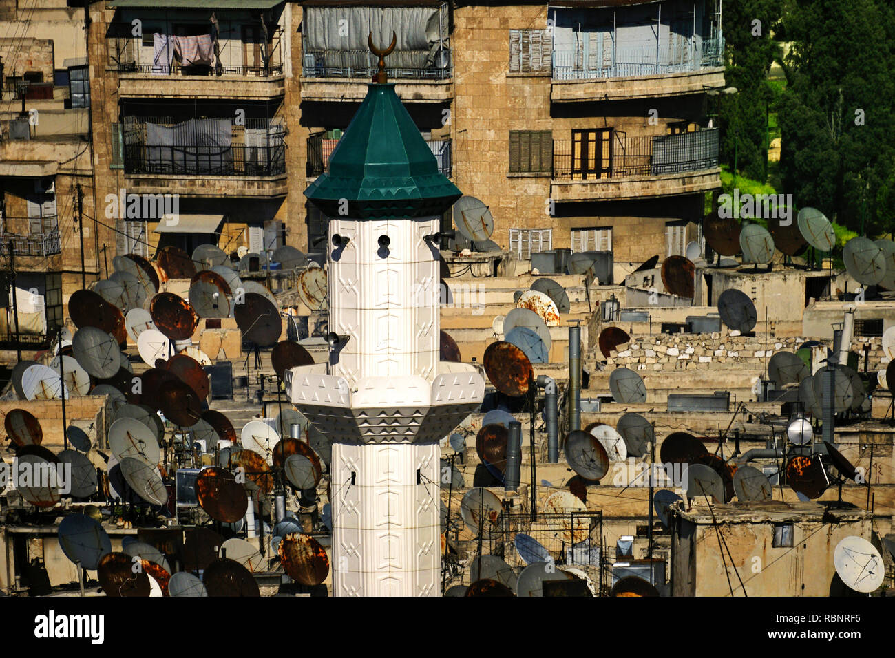 Moschea minar e satelliti TV piatti, Aleppo. Siria, Medio Oriente Foto Stock