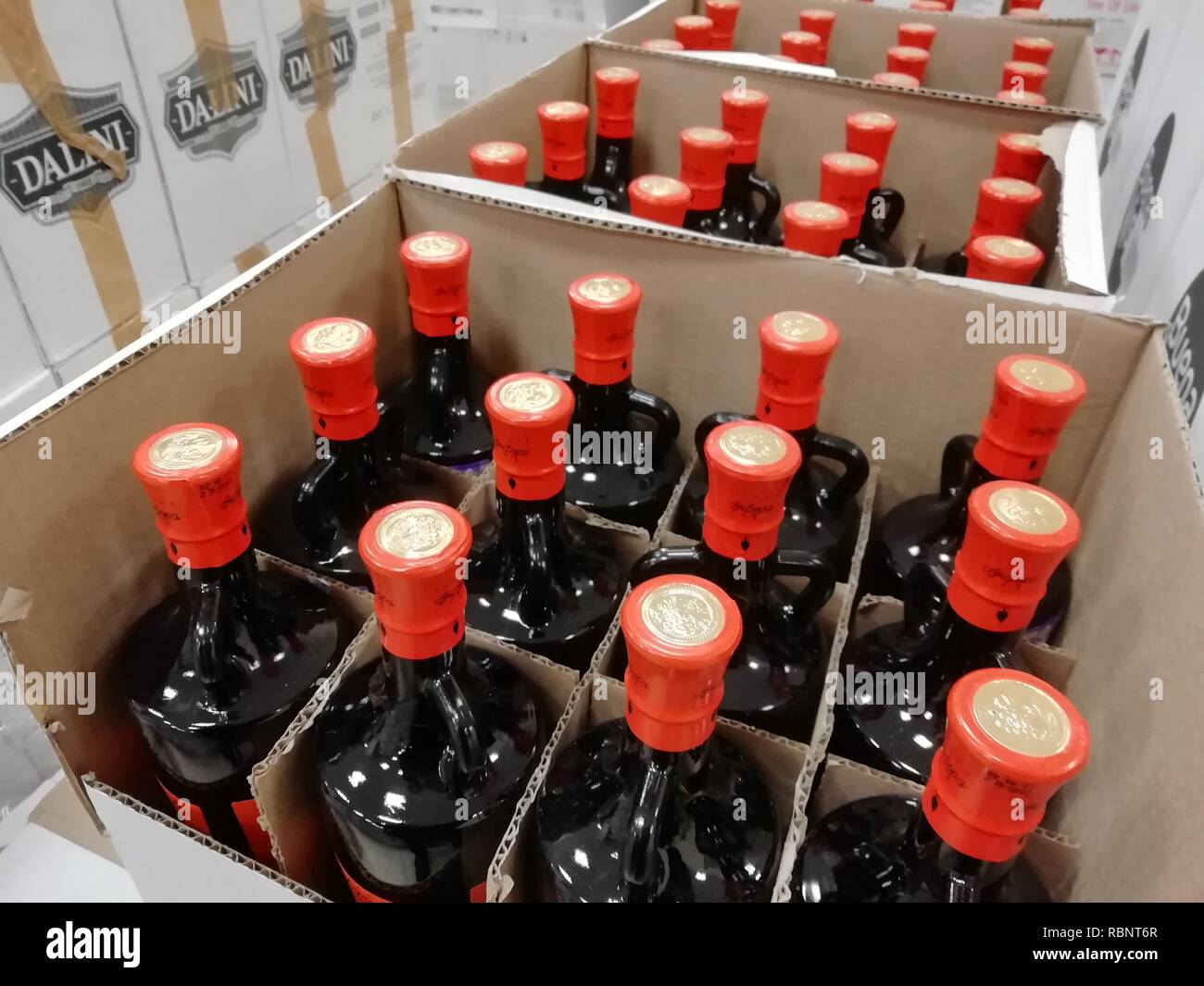 La RUSSIA, URAL - DICEMBRE 2018, bottiglie di vetro, diverse bottiglie in una scatola, colli con un turacciolo. Vendita di liquidazione, la chiusura, affare vendita, give-away Foto Stock